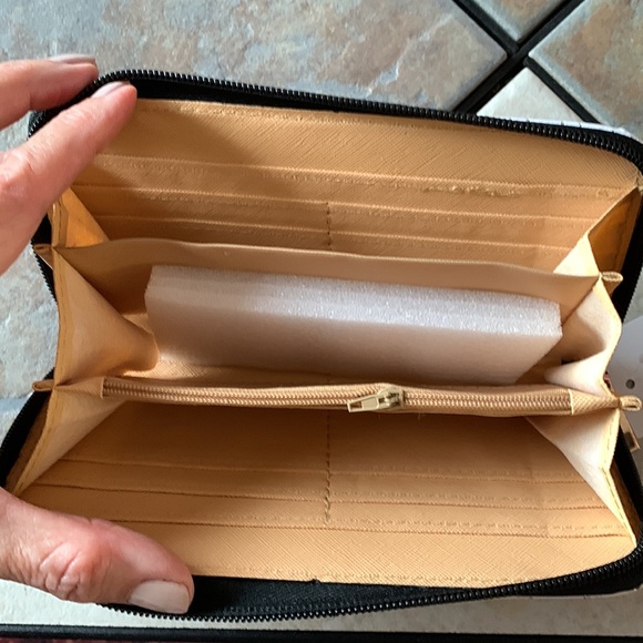 WALLET. NWT. Iconic Landmarks of London, England. Silver hearts all over… - Picture 4 of 6